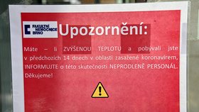 Upozornění v souvislosti s šířením nového typu koronaviru ve Fakultní nemocnici Brno na snímku z 13. března 2020.