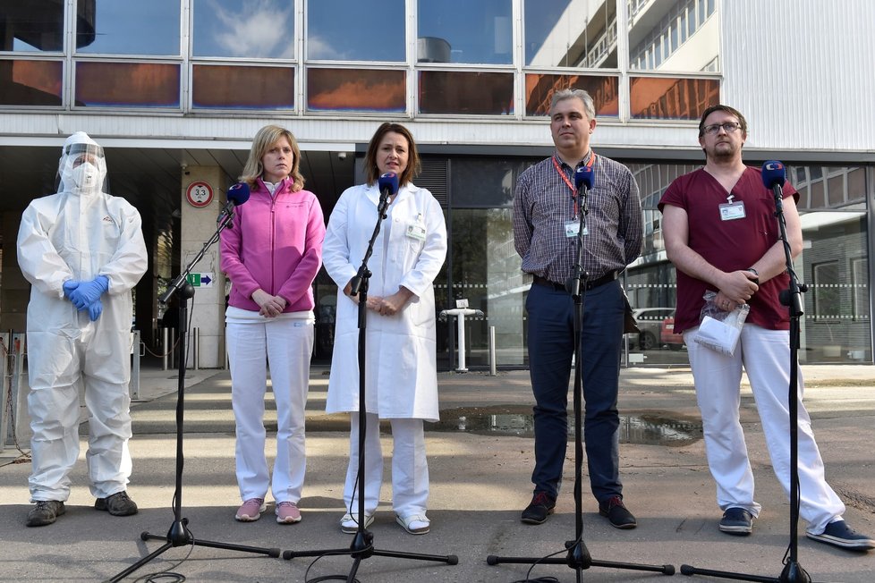 Přimář urgentního příjmu Martin Doleček, zdravotnický náměstek ředitele nemocnice Ondřej Ludka, primářka Kliniky infekčních chorob Radana Pařízková a Silvie Hodová z Oddělení kontroly infekcí a nemocniční hygieny (zprava) informovali o nové službě, kdy budou za pacienty s příznaky koronaviru vyjíždět zdravotníci domů.