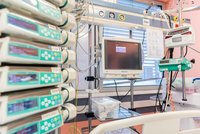 FN Brno uzavřela oddělení: Pacient s koronavirem nakazil několik zdravotníků