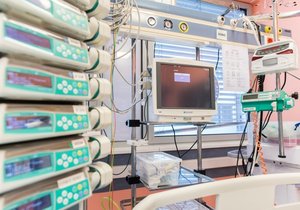 Fakultní nemocnice Brno uzavřela jedno lůžkové oddělení, na kterém ležel pacient nakažený koronavirem. Od něj se totiž nakazilo několik zdravotníků.