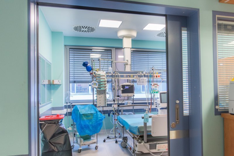 Fakultní nemocnice Brno uzavřela jedno lůžkové oddělení, na kterém ležel pacient nakažený koronavirem. Od něj se totiž nakazilo několik zdravotníků.