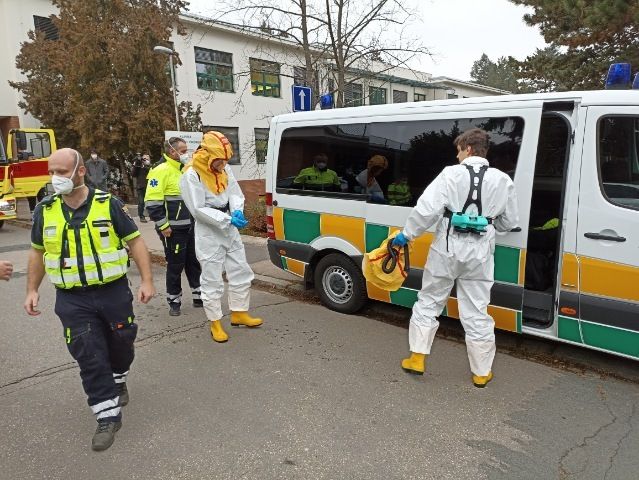 Z FN Brno byli pod dohledem policie převezeni pacienti s covid-19 do nemocnic v Praze. Důvodem je zahlcení brněnských špitálů.