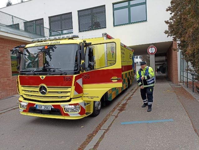 Pro pacienty s covid-19 přijel do Brna velkokapacitní sanitní vůz pražských záchranářů Fénix. Odveze je za asistence policejního doprovodu po dálnici D1.