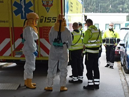 Z FN Brno byli pod dohledem policie převezeni pacienti s covid-19 do nemocnic v Praze. Důvodem je zahlcení brněnských špitálů.