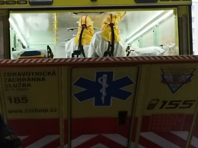 Z FN Brno byli pod dohledem policie převezeni pacienti s covid-19 do nemocnic v Praze. Důvodem je zahlcení brněnských špitálů.