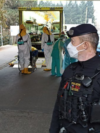 Z FN Brno byli pod dohledem policie převezeni pacienti s covid-19 do nemocnic v Praze. Důvodem je zahlcení brněnských špitálů.