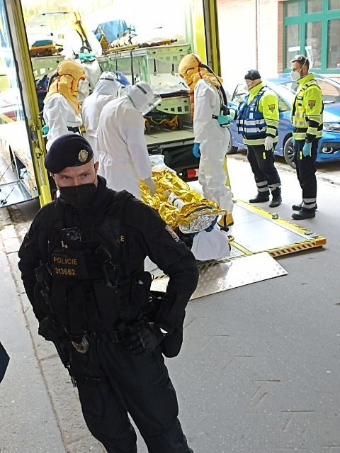 Z FN Brno byli pod dohledem policie převezeni pacienti s covid-19 do nemocnic v Praze. Důvodem je zahlcení brněnských špitálů.