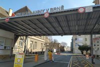 Nemocnice v Brně razantně omezují operace: Zahltili je pacienti s koronavirem