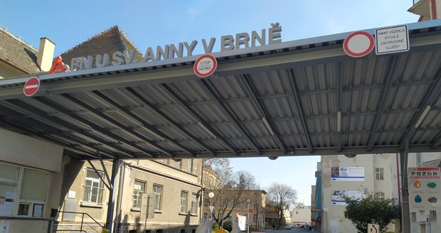 Fakultní nemocnice u sv. Anny v Brně otvírá od pondělka odběrové místo na test koronaviru. Takto vypadal odběr v březnu.