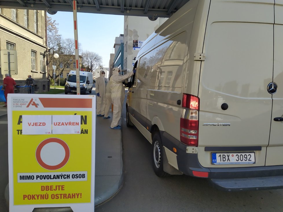 Fakultní nemocnice u sv. Anny v Brně kontroluje přísně každého, kdo do areálu nemocnice vyčleněné vládou na specializovanou péči o nejtěžší pacienty stižené koronavirem vjíždí nebo vstupuje.