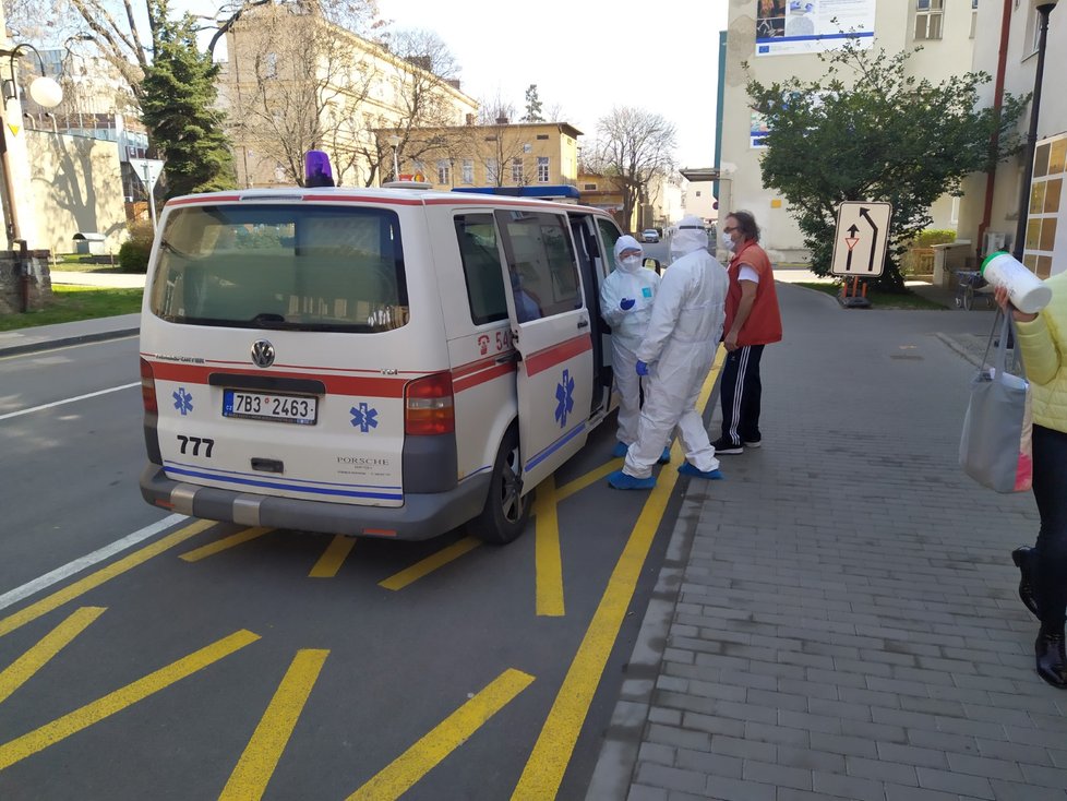 Fakultní nemocnice u sv. Anny v Brně otvírá od pondělka odběrové místo na test koronaviru. Takto vypadal odběr v březnu.