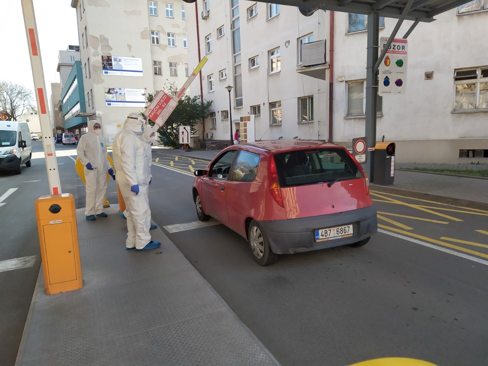 Fakultní nemocnice u sv. Anny v Brně otvírá od pondělka odběrové místo na test koronaviru. Takto vypadal odběr v březnu.