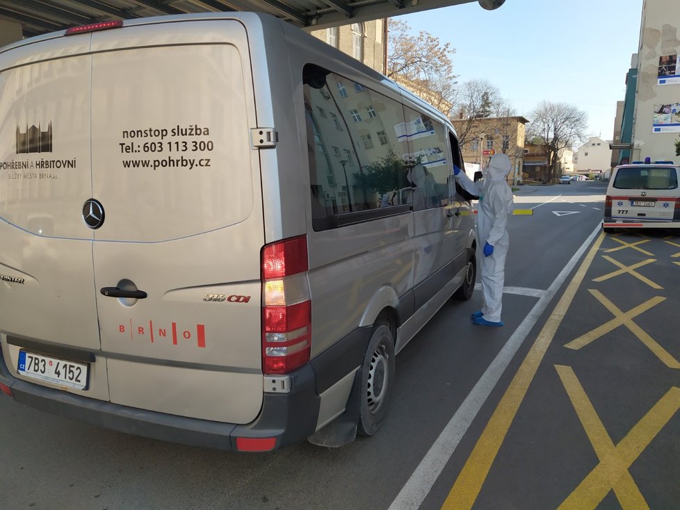 Přísná opatření ve FN u sv. Anny v Brně platí i pro pohřební službu.