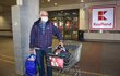 Václav Straka (75) dobře v hypermarketu v době vyhrazené pro seniory nakoupil.