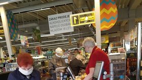 Nákup v supermarketu v brněnské části Lesná, kam mají podle včerejšího nařízení mezi 10. až 12 hodinou přístup jen senioři, se obešel bez komplikací.
