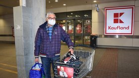 Václav Straka (75) dobře v hypermarketu v době vyhrazené pro seniory nakoupil.