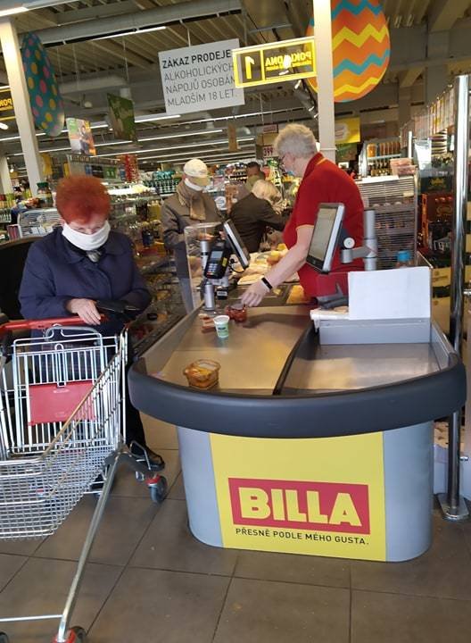 Nákup v supermarketu v brněnské části Lesná, kam mají podle včerejšího nařízení mezi 10. až 12. hodinou přístup jen senioři, se obešel bez komplikací.