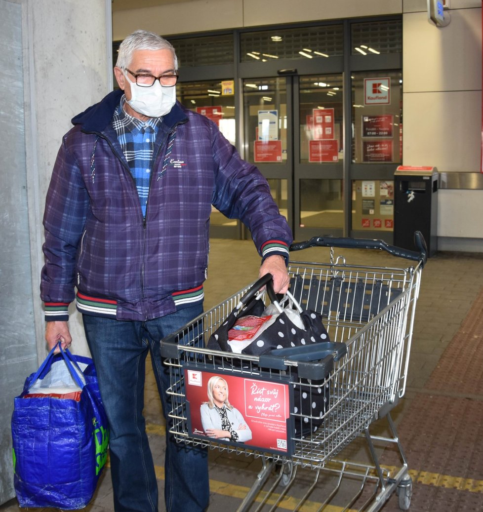 Václav Straka (75) dobře v hypermarketu v době vyhrazené pro seniory nakoupil.