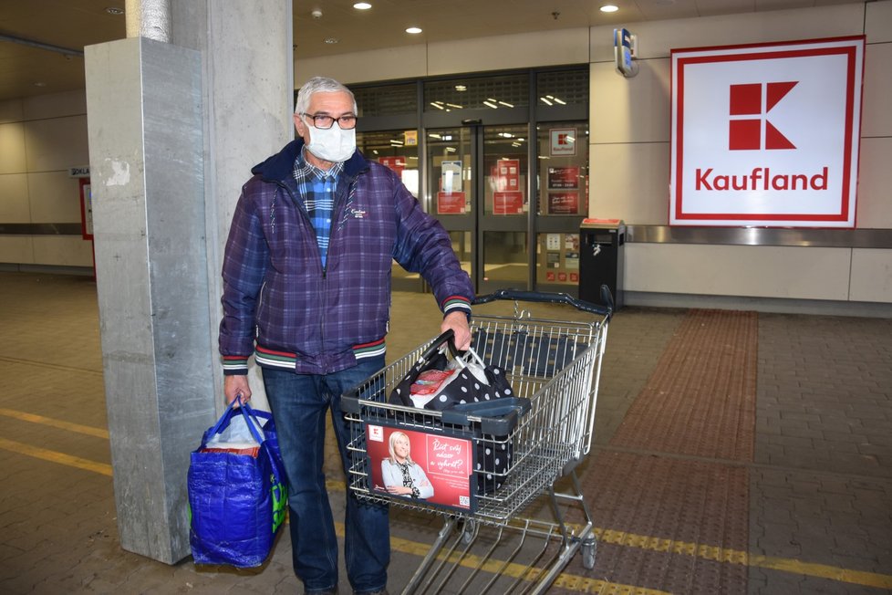 Václav Straka (75) dobře v hypermarketu v době vyhrazené pro seniory nakoupil.