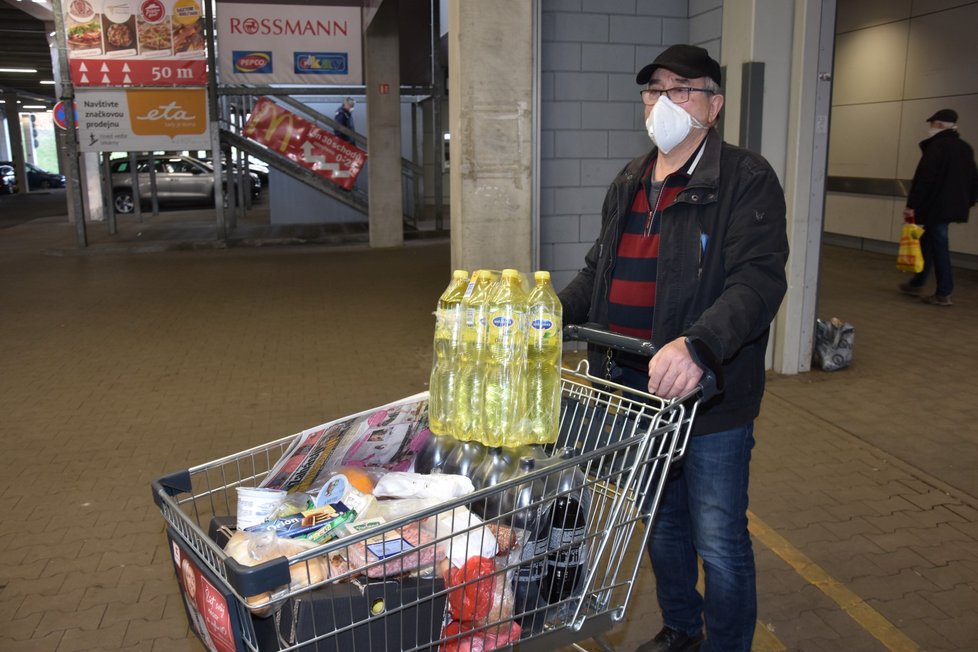 Karel Anetta (76) si nákup v hypermarketu v době vyhrazené pro seniory pochvaloval.