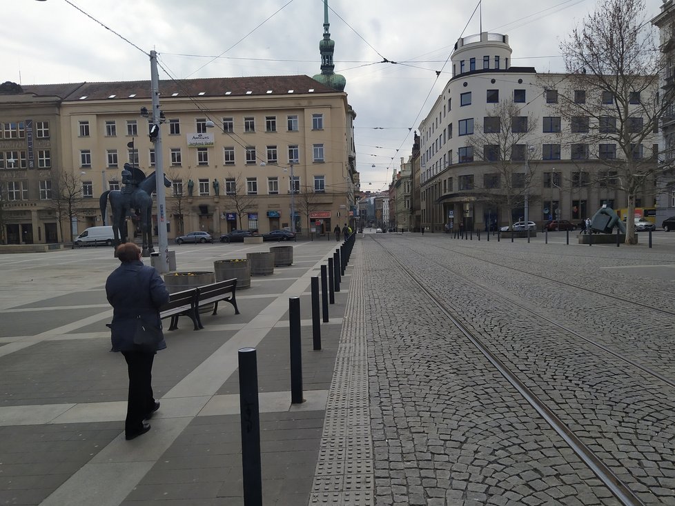 Brno, úterý v poledne. Ulice města v centru se vylidnily.