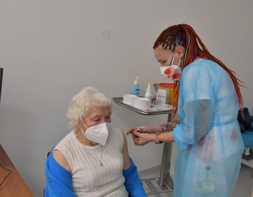 Radnice v Brně-Židenicích ve spolupráci s Vojenskou nemocnicí zahájila očkování židenických seniorů starších 80 let. Důchodcům, které svážejí do špitálu bezplatně seniorbusy, sestry aplikují vakcínu Pfizer/BioNTech.