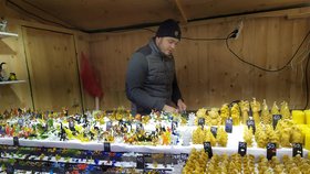 Prodejce skleněných figurek a vánočních svíček od Jiřího Rupperta z Prahy v pátek v poledne ještě netušil, zda se bude moci přestěhovat do kryté tržnice nebo zda bude muset s prodejem úplně skončit.