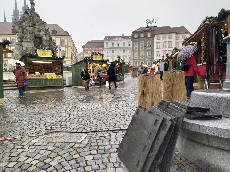 Adventní trhy na Zelném rynku v Brně měly jepičí trvání. Otevřely v pátek ráno a z nařízení vlády skončí v 18 hodin. 