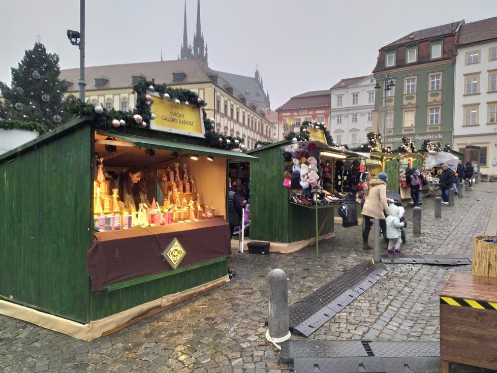 Adventní trhy na Zelném rynku v Brně měly jepičí trvání. Otevřely v pátek ráno a z nařízení vlády skončí v 18 hodin.