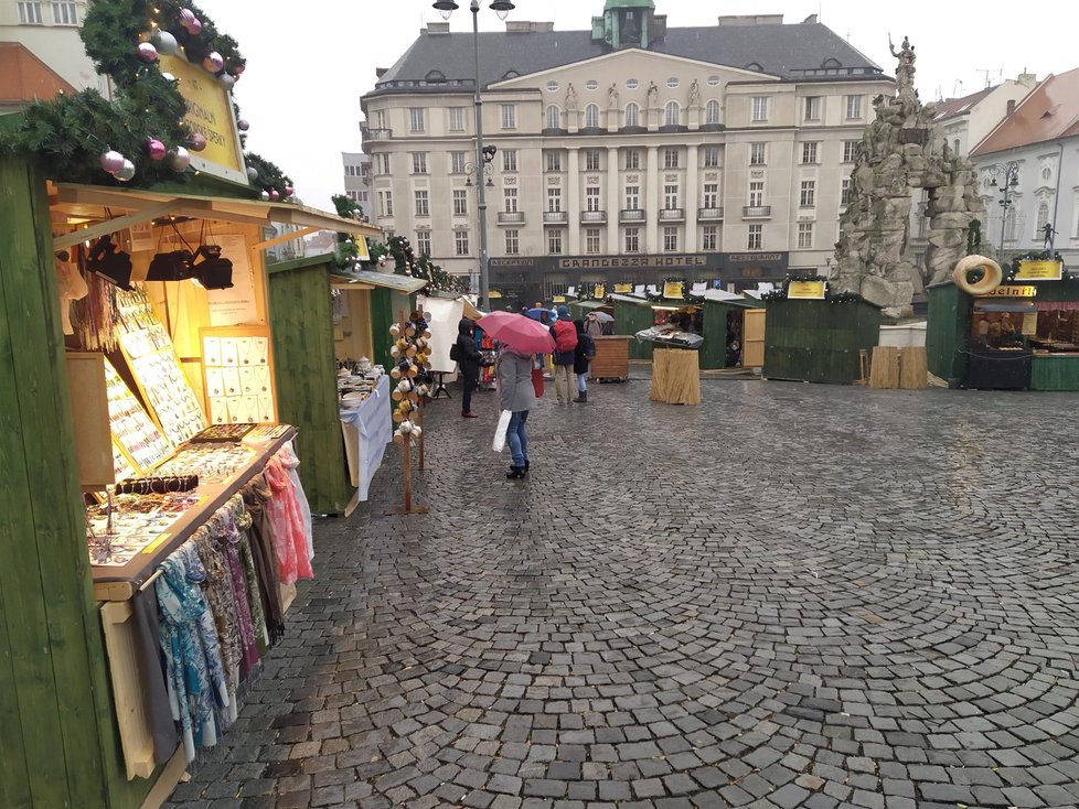 Adventní trhy na Zelném rynku v Brně měly jepičí trvání. Otevřely v pátek ráno a z nařízení vlády skončí v 18 hodin.