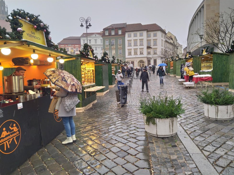 Adventní trhy na Zelném rynku v Brně měly jepičí trvání. Otevřely v pátek ráno a z nařízení vlády skončí v 18 hodin.