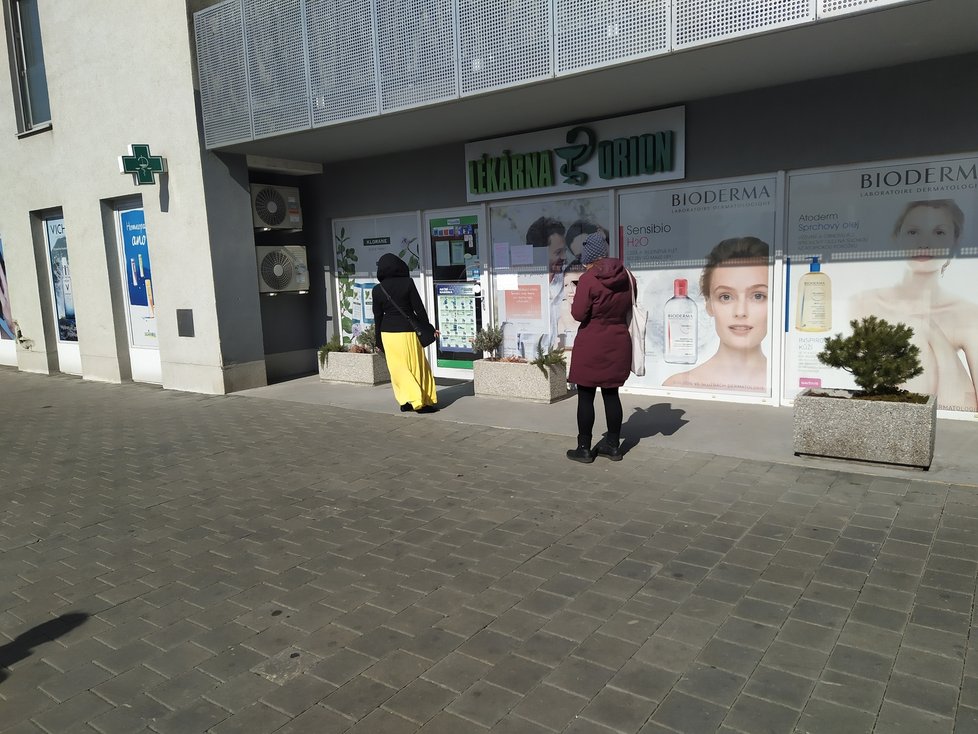 Do lékáren v Brně je vstup pouze po jednom, maximálně dvou lidech najednou, všichni musejí mít před vstupem do provozovny roušku.