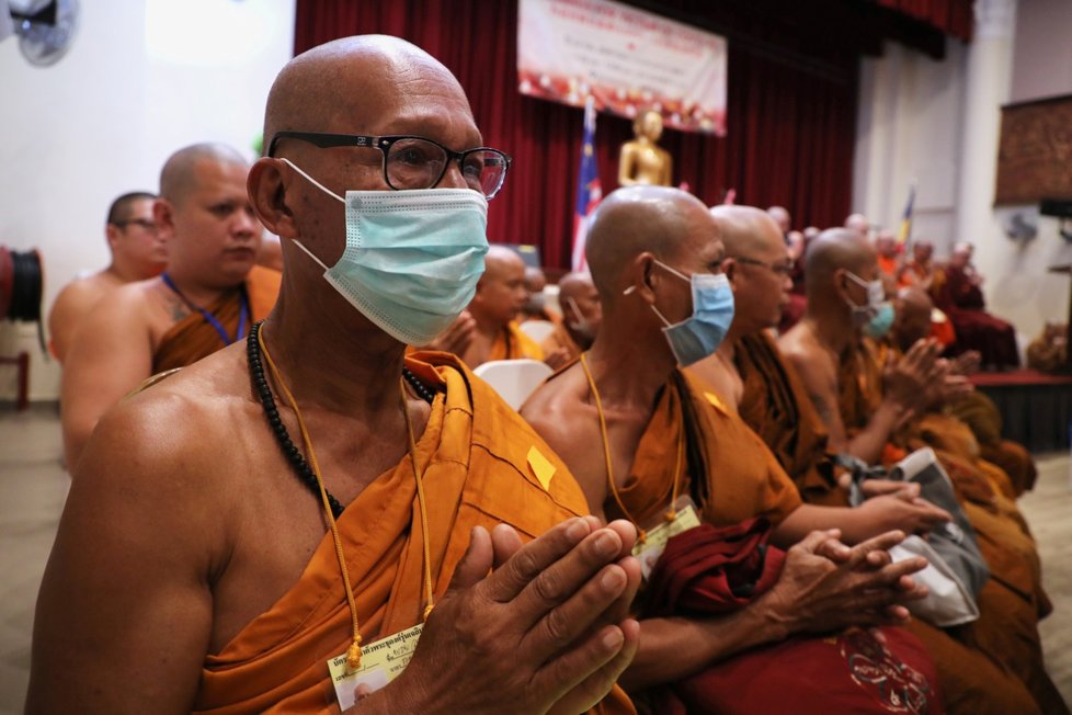 Buddhisté v Kuala Lumpuru v Malajsii a jejich modlitba za lidi nakažené novým koronavirem (22. 2. 2020)