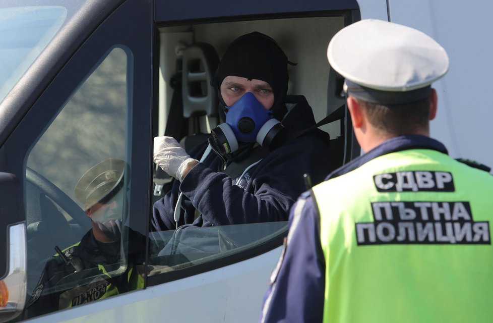 Svět dál čelí pandemii koronaviru, policejní kontroly v Bulharsku (21.03.2020).