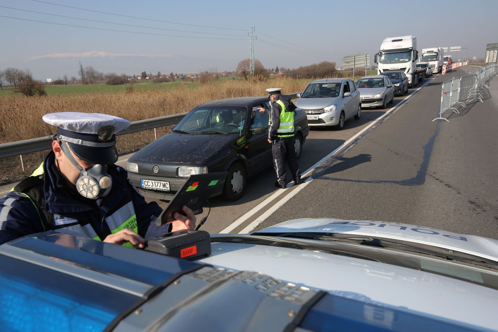 Svět dál čelí pandemii koronaviru, policejní kontroly v Bulharsku (21.03.2020).