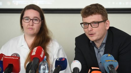 zástupci Kliniky infekčních, parazitujících a tropických nemocí Kristýna Hermannová a Milan Trojánek v Nemocnici Na Bulovce (5.2.2020)