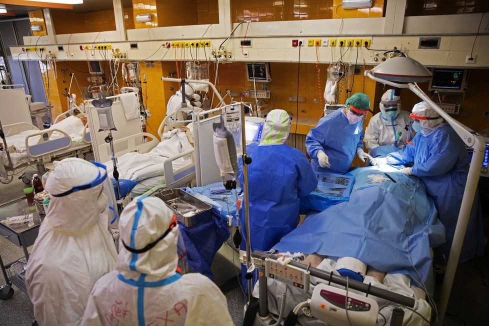Personál v nemocnici Na Bulovce, který se stará o pacienty nakažené koronavirem