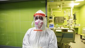 Personál v nemocnici Na Bulovce, který se stará o pacienty nakažené koronavirem