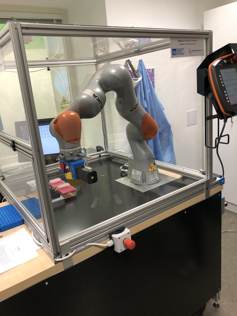 S náročným pipetováním při testování vzorků teď laborantům pomáhá robot Pipeťák. Minimalizuje se tak riziko lidské chyby
