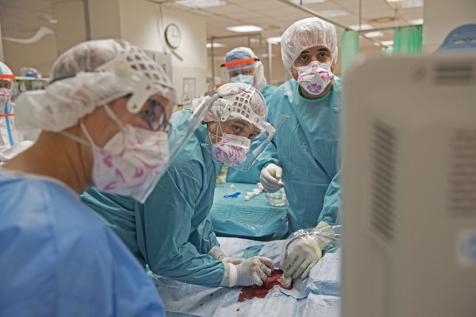 Lékaři z nemocnice Na Bulovce, kteří se starají o pacienty nakažené COVID-19