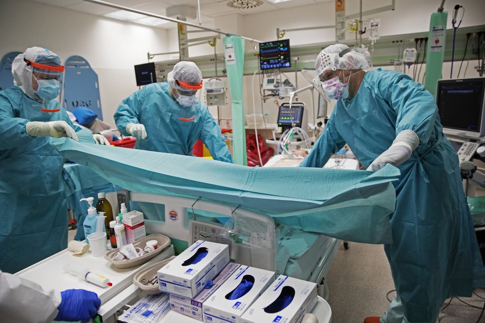 Lékaři z nemocnice Na Bulovce, kteří se starají o pacienty nakažené covid-19.