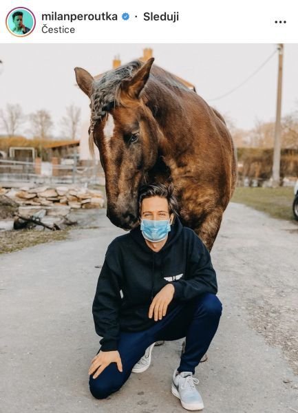 Všichni se snaží s velkým nasazením nabádat ostatní, aby si zakrývali ústa a nos.