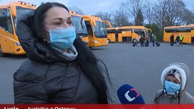 Repatriace Čechů z Velké Británie kvůli koronaviru: Domů se díky autobusům, vypraveným ministerstvem zahraničí, dostala i Lucie z Ostravy s dcerou, která byla na návštěvě u sestry