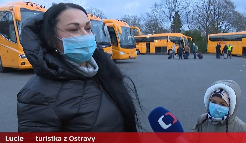 Repatriace Čechů z Velké Británie kvůli koronaviru: Domů se díky autobusům, vypraveným ministerstvem zahraničí, dostala i Lucie z Ostravy s dcerou, která byla na návštěvě u sestry