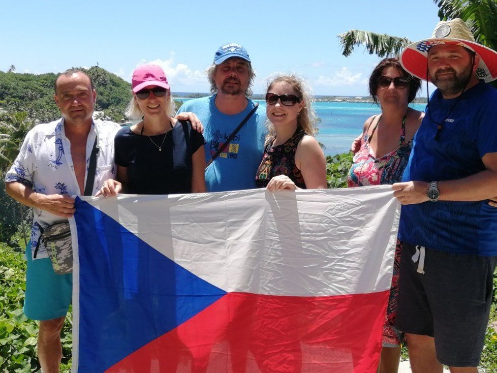 Skupinka Čechů na Tahiti prosí o pomoc, kvůli koronavirové krizi mají velké problémy s návratem domů.