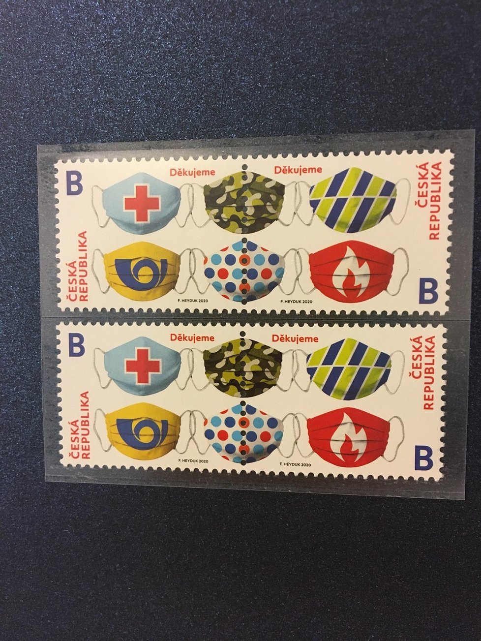 Česká pošta vydává známku s rouškami.