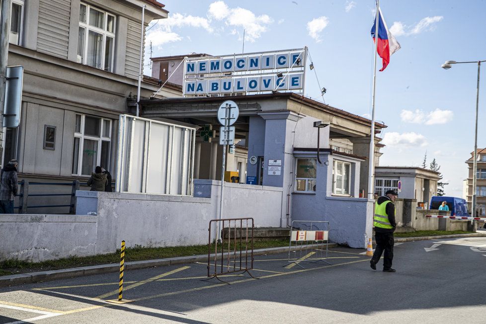 Pražská Nemocnice Na Bulovce se stará o pacienty s koronavirem.