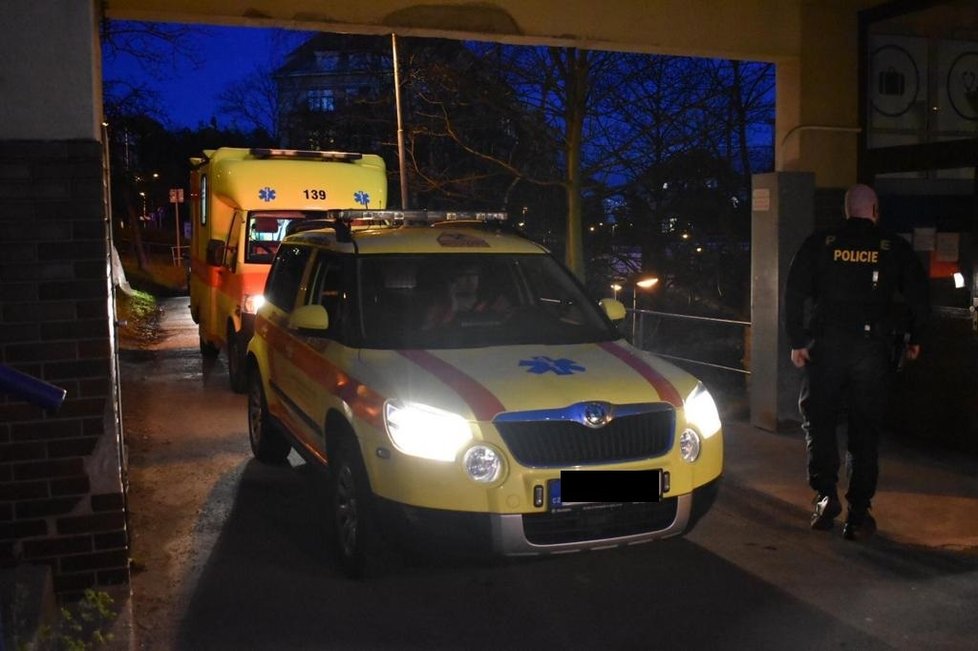 Převoz Čecha z Ústí nad Labem do Nemocnice na Bulovce: Koronavirem se nakazil v Itálii. (1.3.2020)