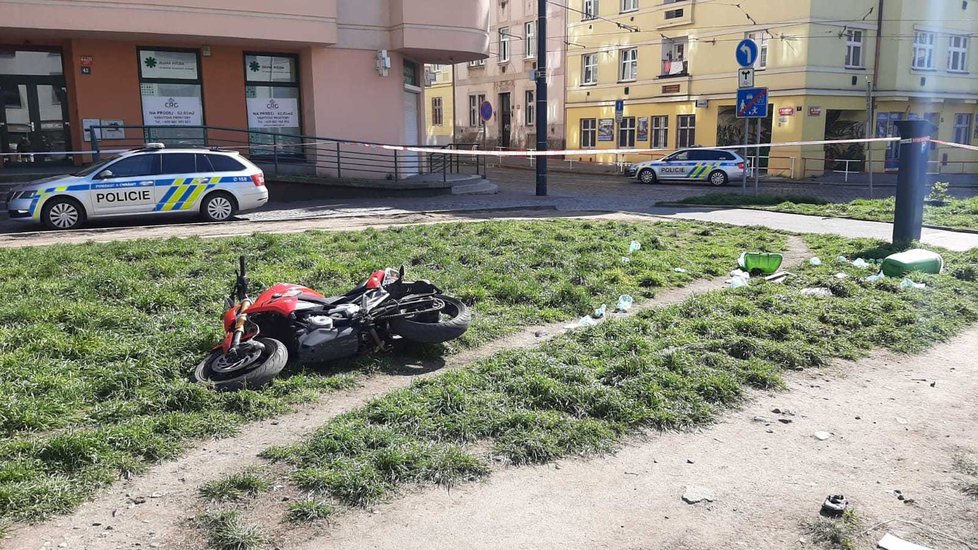 Koronavirus v ČR: Policie v sobotu 11. 4. zadržela muže, který ukradl motorku zdravotníkům na Bulovce.