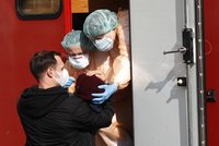 Koronavirus vylučuje nakažený už den před příznaky, varují čeští lékaři a řeší šíření